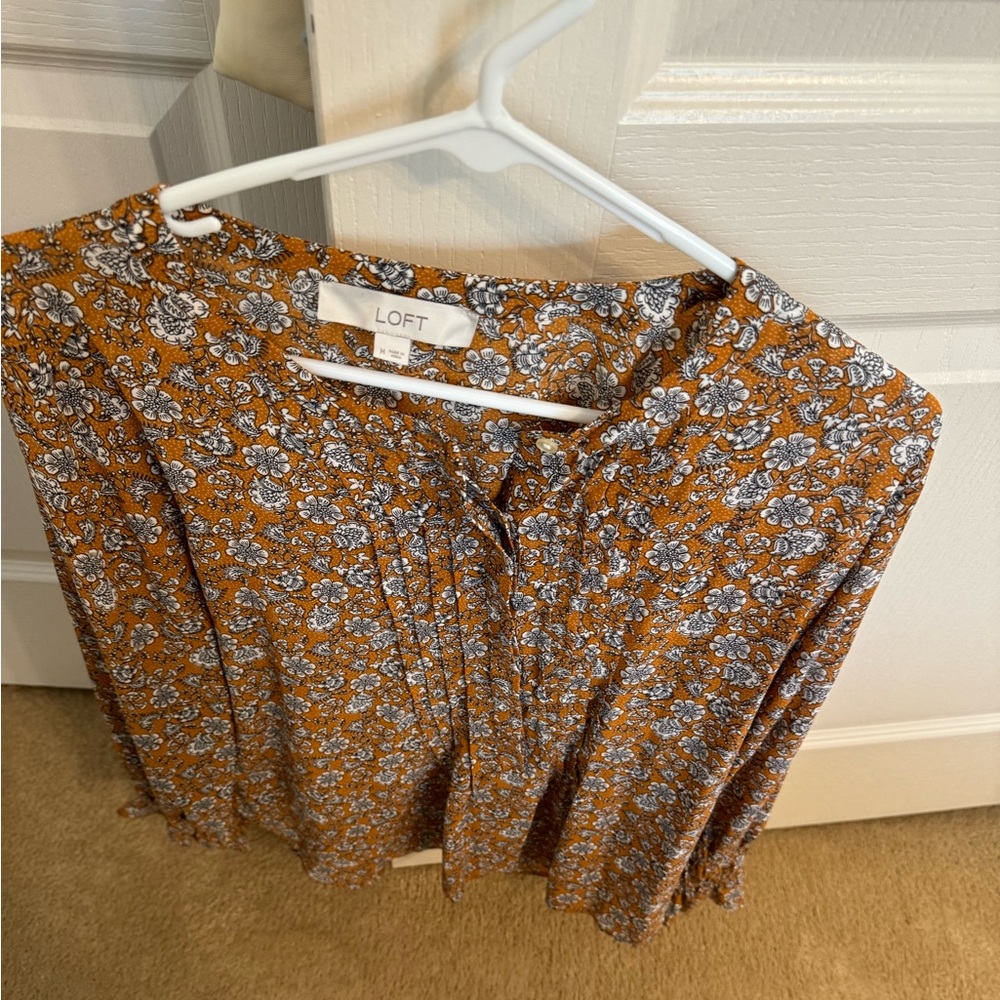 NWOT Loft long sleeve top. Size medium. Never worn and no damages.